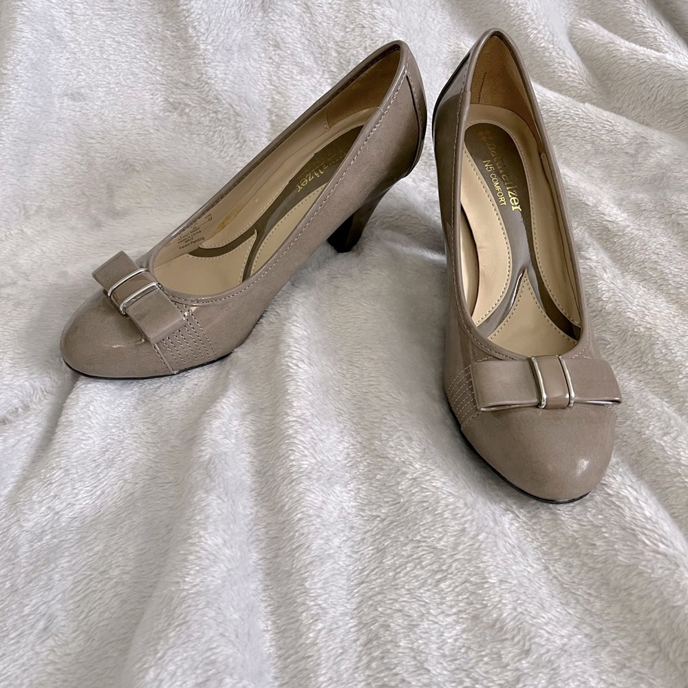 New without box Naturalizer taupe patent heels
